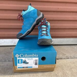 Columbia turquoise hiking boots like new